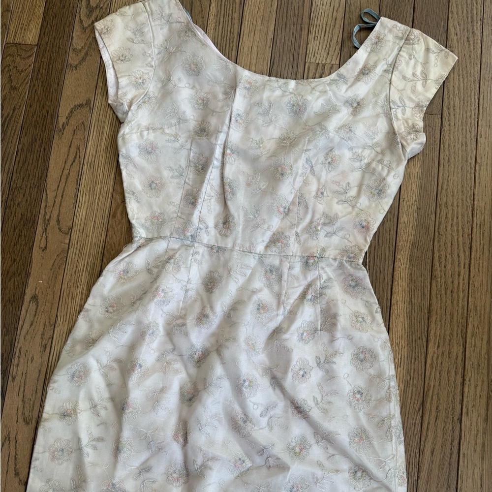 1950s VINTAGE CREAM EMBROIDERED SHEATH DRESS SMALL